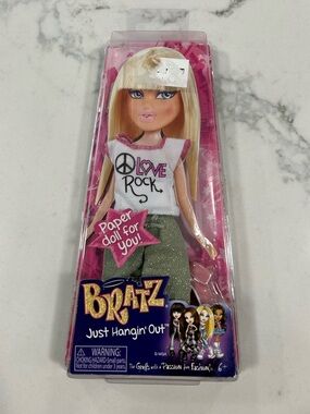 Bratz “Just Hanging Out” Fashion Pack (2012)